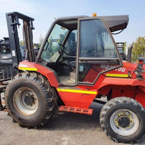 Manitou 3000kg 4x4 diesel forklift with 3700mm two stage mast, sideshift, air-conditioned cabin