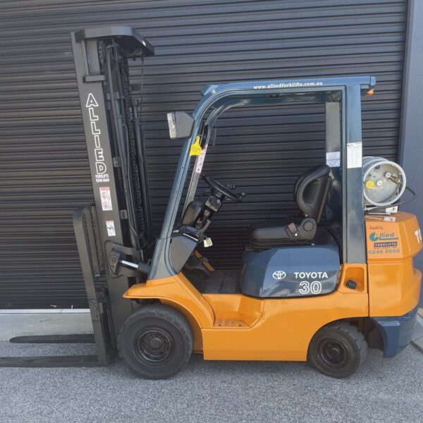 Toyota 3000kg LPG forklift with 5000mm 3 stage mast & sideshift
