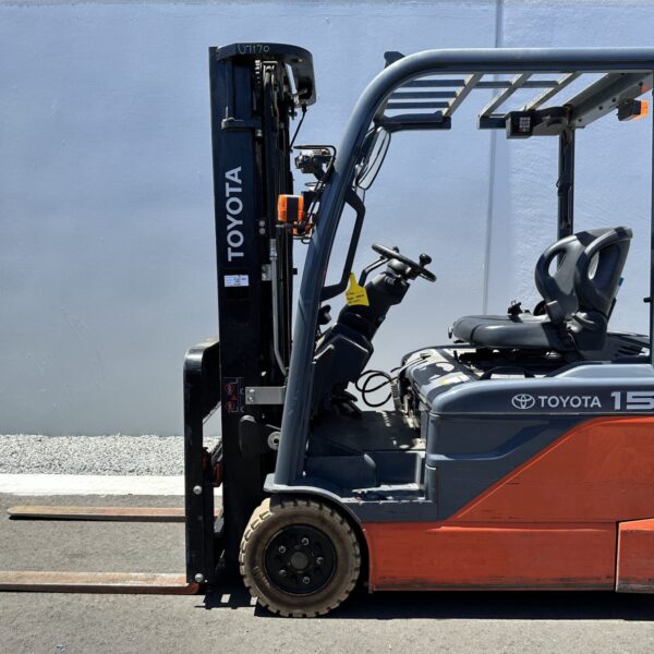 Toyota 1500kg Electric forklift with 3 stage mast and sideshift