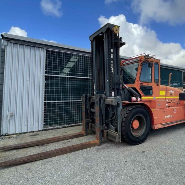 Heli 18000kgs diesel forklift with 4000mm 2 stage mast, sideshift, fork positioner, & air-con