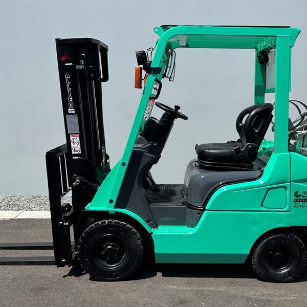 Mitsubishi 1800kg LPG forklift with 3000mm mast and sideshift