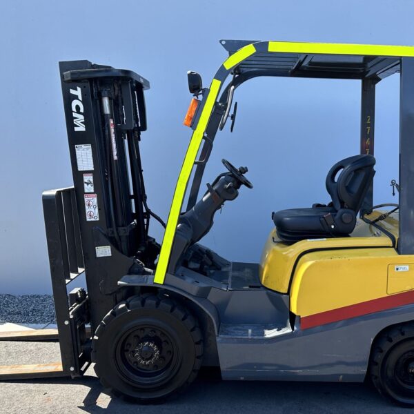 TCM 2500kg LPG forklift with 4350mm three stage mast and sideshift
