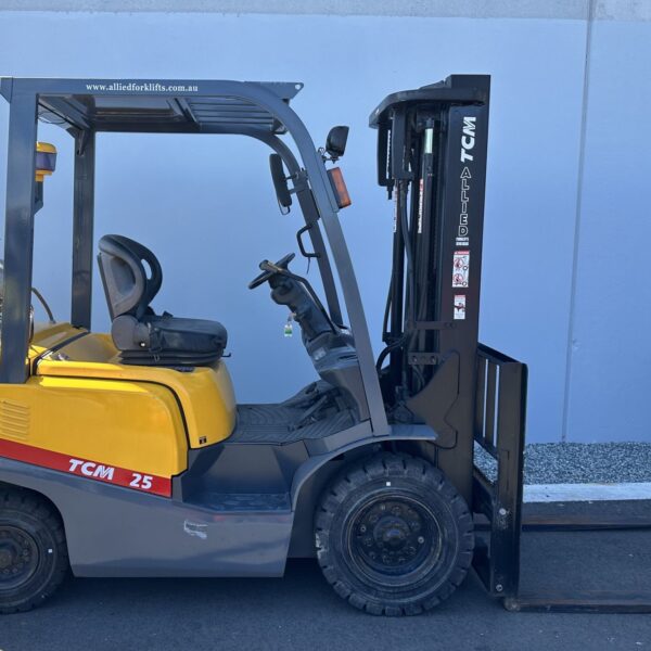 TCM 2500kg forklift with 4350mm 3 stage mast & sideshift