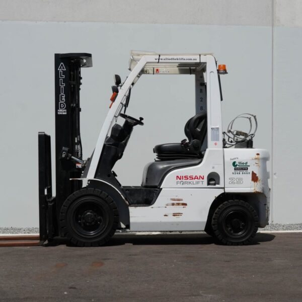 Nissan 2500kg LPG Forklift with 4750mm 3 Stage Mast