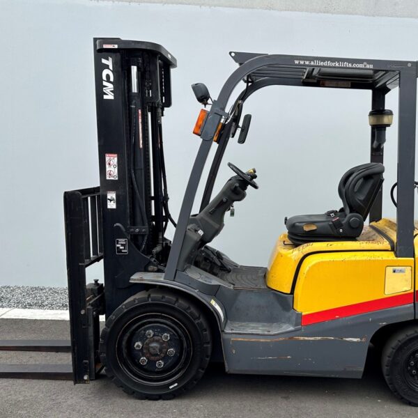 TCM 3000kg LPG with 4800mm mast