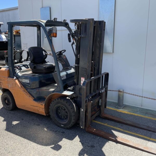 Toyota 2500kg LPG forklift with three stage 4500mm mast & sideshift