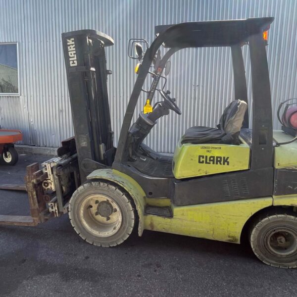 Clark 3500kg capacity LPG forklift with 4620mm 3 stage mast & clamp attachment