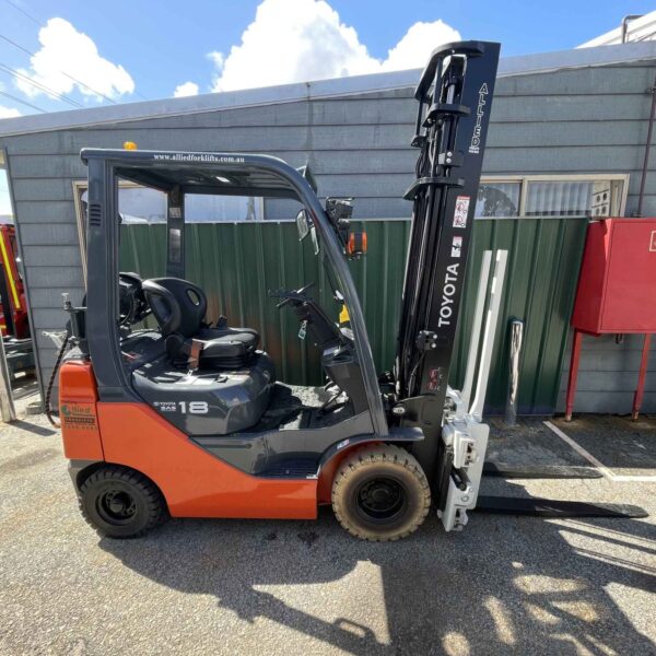 Toyota 1800kg LPG forklift with 4000mm 2 stage mast, fork positioner clamp, & sideshift