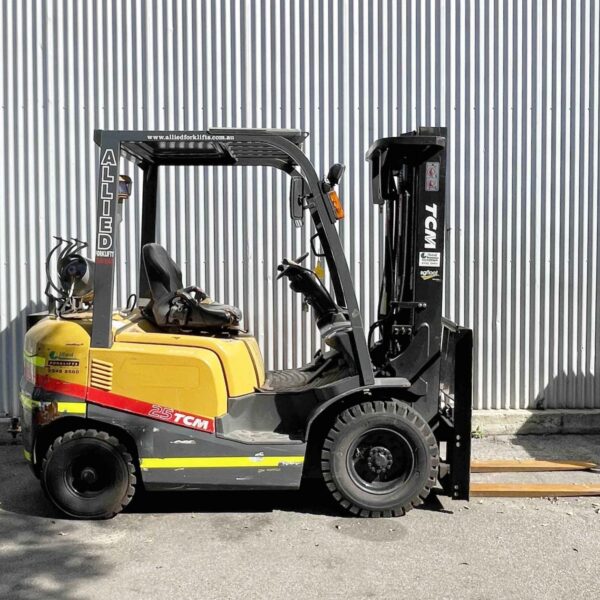 TCM 2500kg LPG forklift with 4800mm 3 stage mast & sideshift