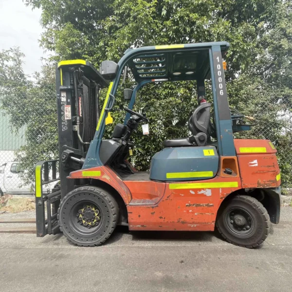 Toyota 2500kg LPG forklift with 4300mm 3 stage mast, sideshift, & fork positioner