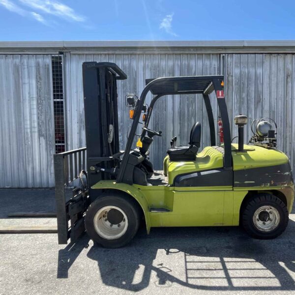 Clark 5000kg capacity LPG forklift with 5500mm 3 stage mast, sideshift, & fork positioner