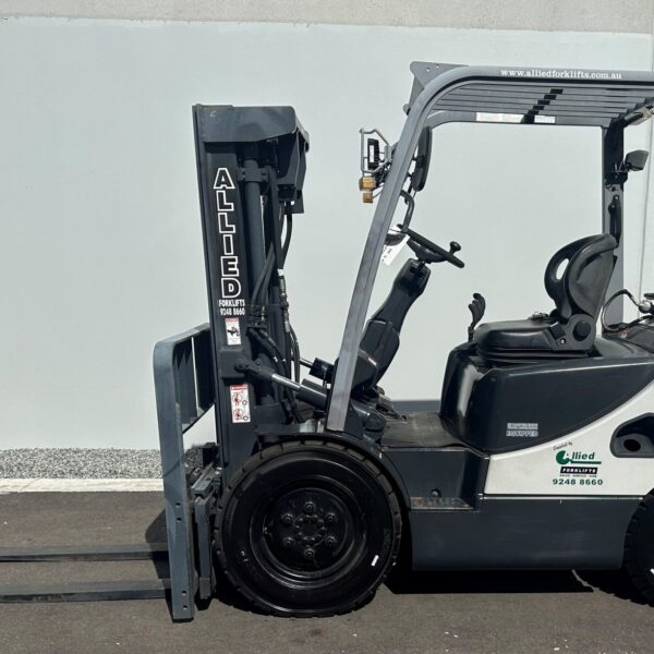 Crown 2000kg LPG with 4290mm three stage mast