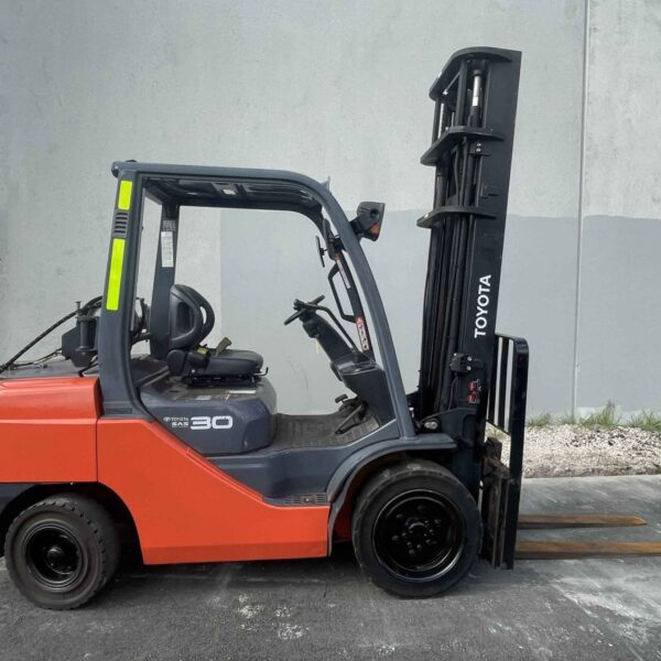 Toyota 3000kg LPG forklift with 4500mm 2 stage mast and sideshift