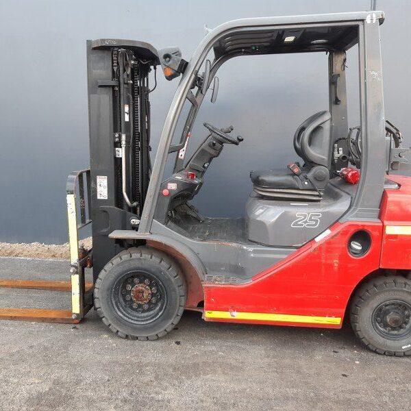 Toyota 2500kg LPG forklift with 4300mm three stage mast and sideshift