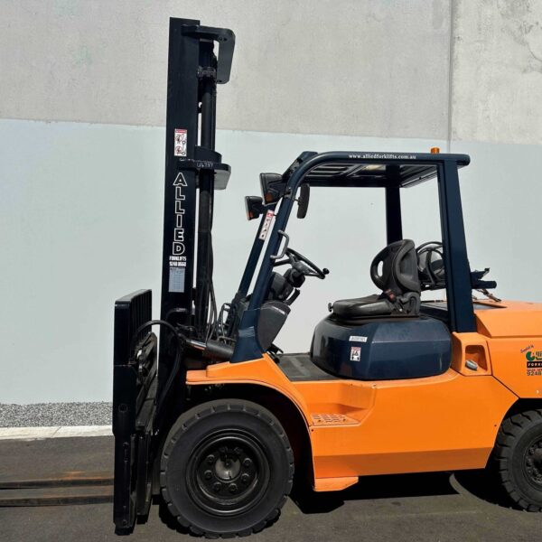 Toyota 4000kg LPG forklift with 4500mm mast, sideshift and fork positioner