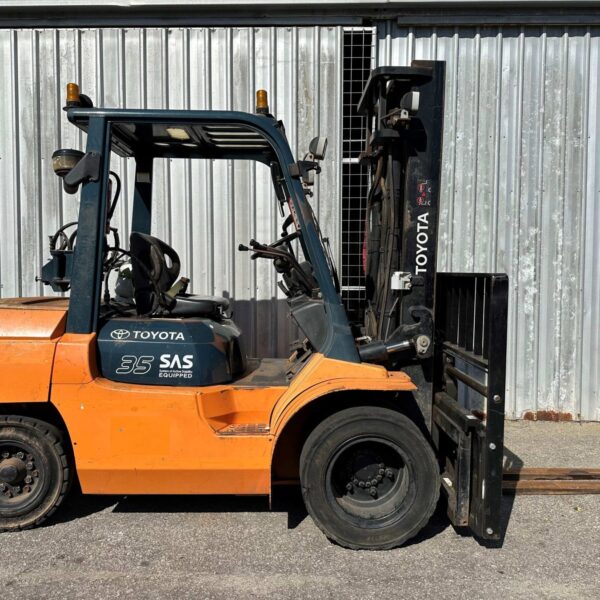 Toyota 3500kg LPG forklift with 2 stage mast w/ sideshift & fork positioner