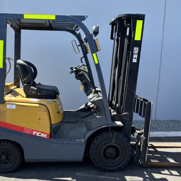 TCM 1800kg LPG forklift with 4800mm three strage mast