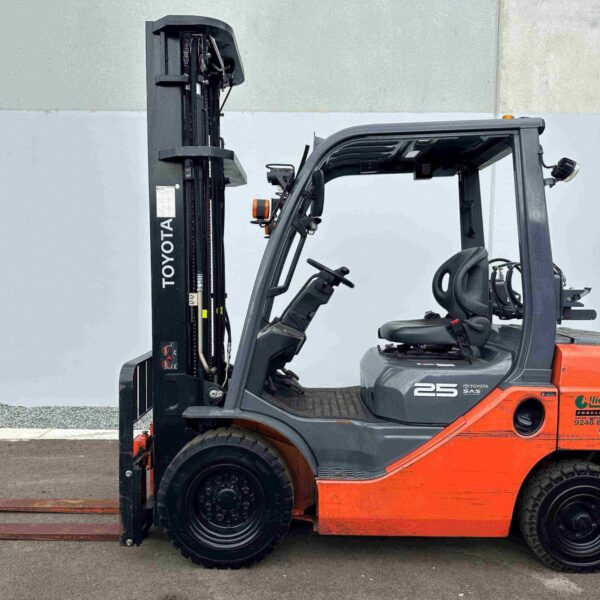 Toyota 2500kg LPG Forklift with 6000mm three stage Mast