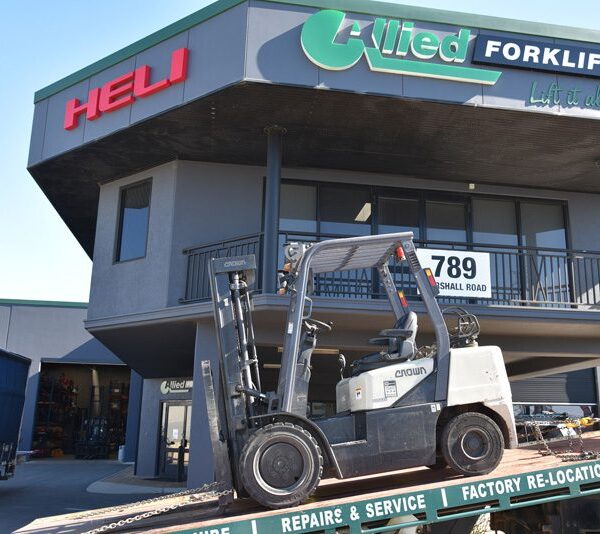 Crown 3300kg LPG forklift with 4730mm three stage container mast and sideshift