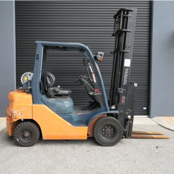 Toyota 2500kg Solid tyred LPG forklift with 4500mm 2 stage mast